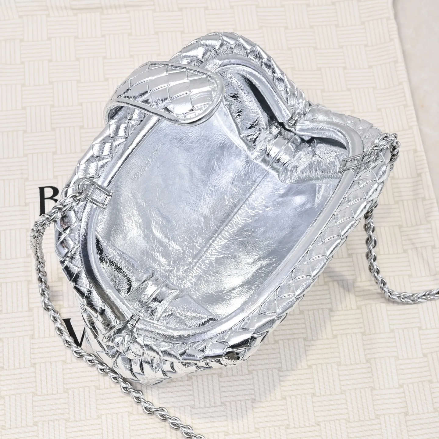Batch 1880 BOTTEGA VENETA LAUREN 1980 small clutch bag is new! The small size that many people are squatting on is finally here. The self-adjustable zipper is a highlight of this bag. After being removed, it can be used as a handbag for important occasions. One bag unlocks two carrying methods at the same time. It is practical and has a unique sense of structure and beautiful lines. It is more elegant than a small cloud. It is a tribute to the classics and the pursuit of modernity. Style number: 4038 Size: 27*15*8cm